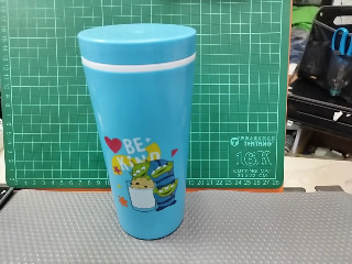 三眼怪手拿杯