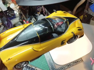 黃色超跑模型
