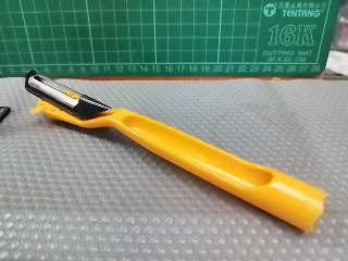 黃色削皮器