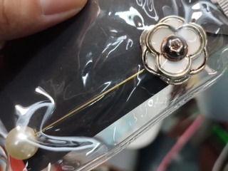 山茶胸針