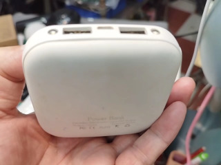 白色行動電源