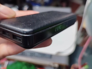 黑色行動電源