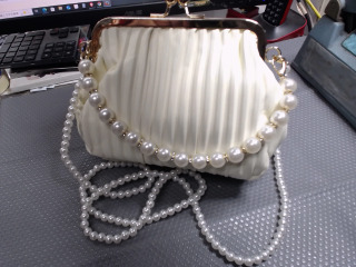 白褶飾珍珠晚宴包