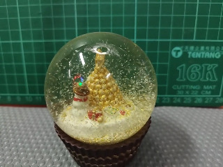 金莎閃耀耶誕水晶球