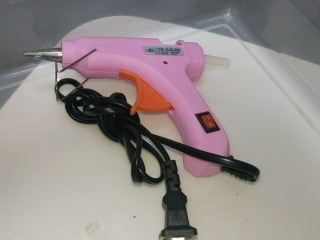 粉色小型熱熔槍