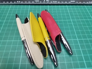 含皮革材質小型筆