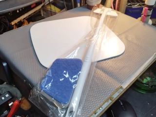 藍色長柄清潔刷