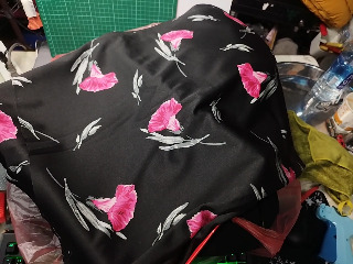 黑底花卉