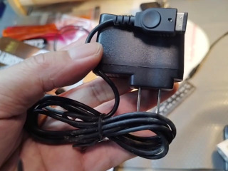 NDS/GBA NDS/GBA SP專用充電器，特殊充電接頭。專用充電器，特殊充電接頭。
