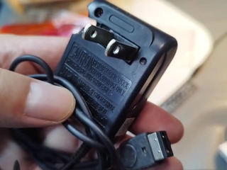 NDS/GBA SP專用充電器，特殊充電接頭。
