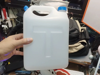 白色水桶瓶