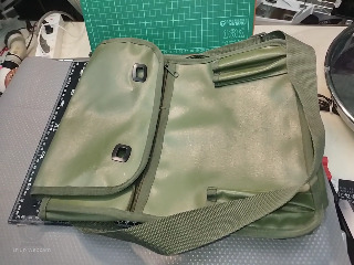 軍綠斜背包