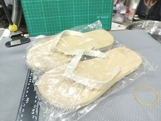 米白夾腳拖