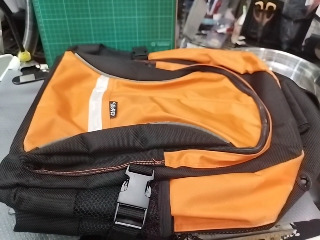 橘黑雙肩背包