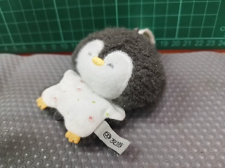 企鵝造型趴姿小沙包吊飾