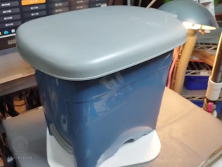 藍色掀蓋垃圾桶