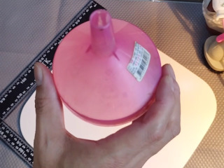 粉色塑膠漏斗