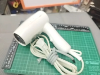 白色吹風機