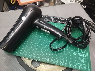 黑色吹風機