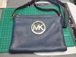 MK側背包