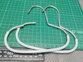 白色鐵絲衣架