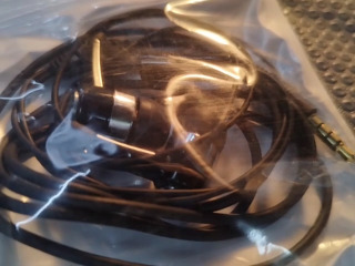 黑色入耳式耳機