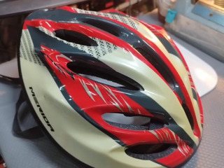 紅白美利達頭盔