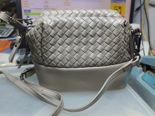 灰編織皮側背包