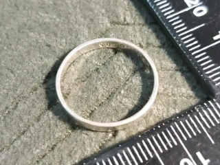 925