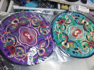 刺繡圖騰圓餐墊