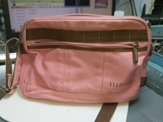 粉色方型斜背包