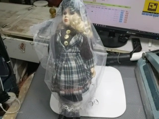 格子外套陶瓷娃娃