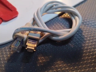 白色網路傳輸線