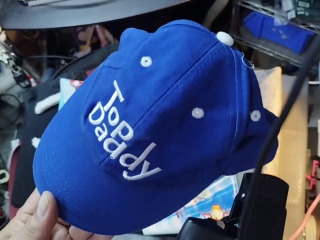 藍色棒球帽