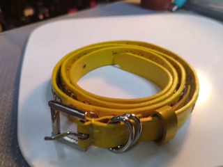 黃色皮帶