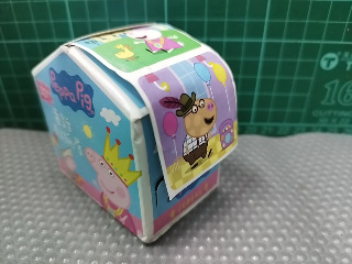 這是一盒以熱門動畫《粉紅豬小妹》為主題的 「粉紅豬小妹 童話貼紙屋」公仔/貼紙盲盒