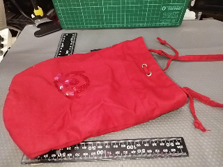 紅色刺繡束口袋