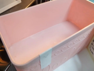 粉色塑膠收納盒
