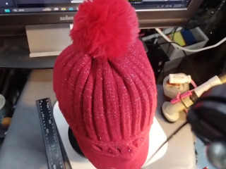 紅色毛球針織帽