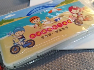 漁港紀念板放口罩