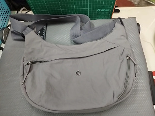 灰色彎月斜背包