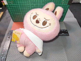 粉色兔玩偶