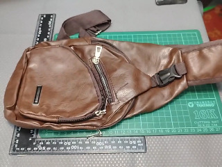 皮革胸包