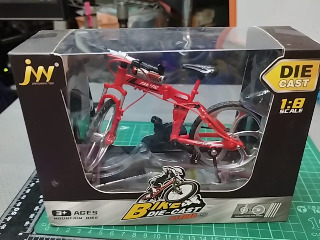 紅色越野自行車模