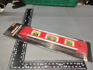 紅色水平尺