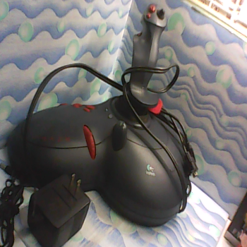 遊戲搖桿(線在櫃台)